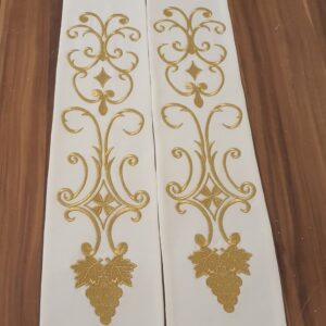 Svečana stola s zlatnim uzorkom