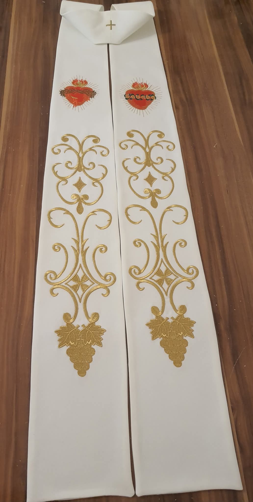 Svečana stola s zlatnim uzorkom