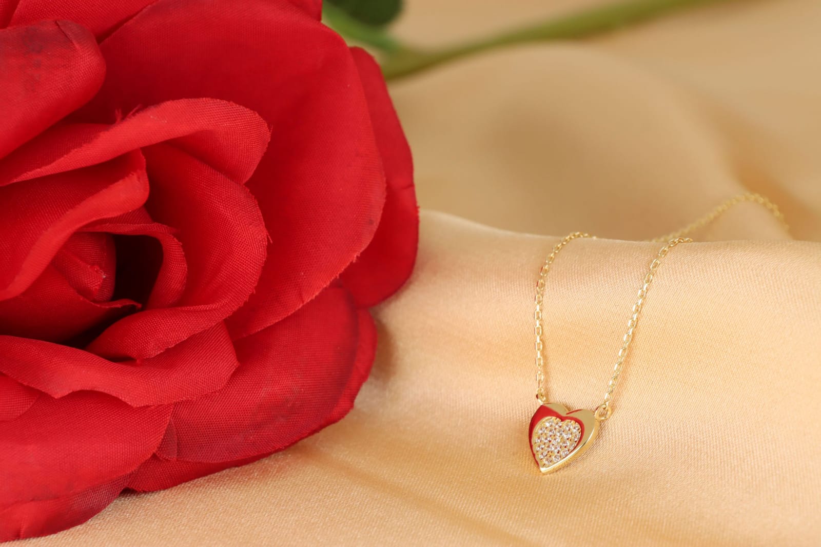 Zlatni lančić sa privjeskom srca