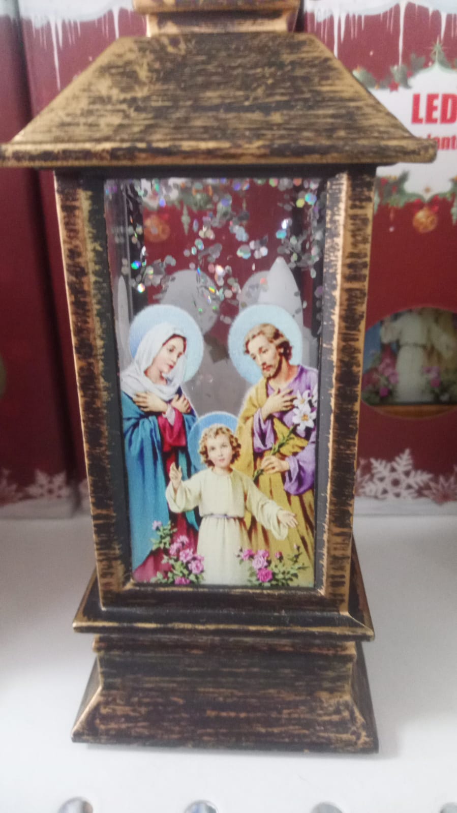 Fenjer sa snijegom i LED svjetlom