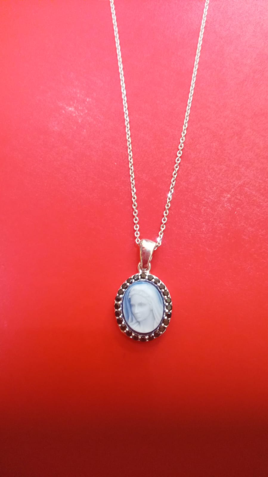 Srebreni privjesak sa onix kamenom